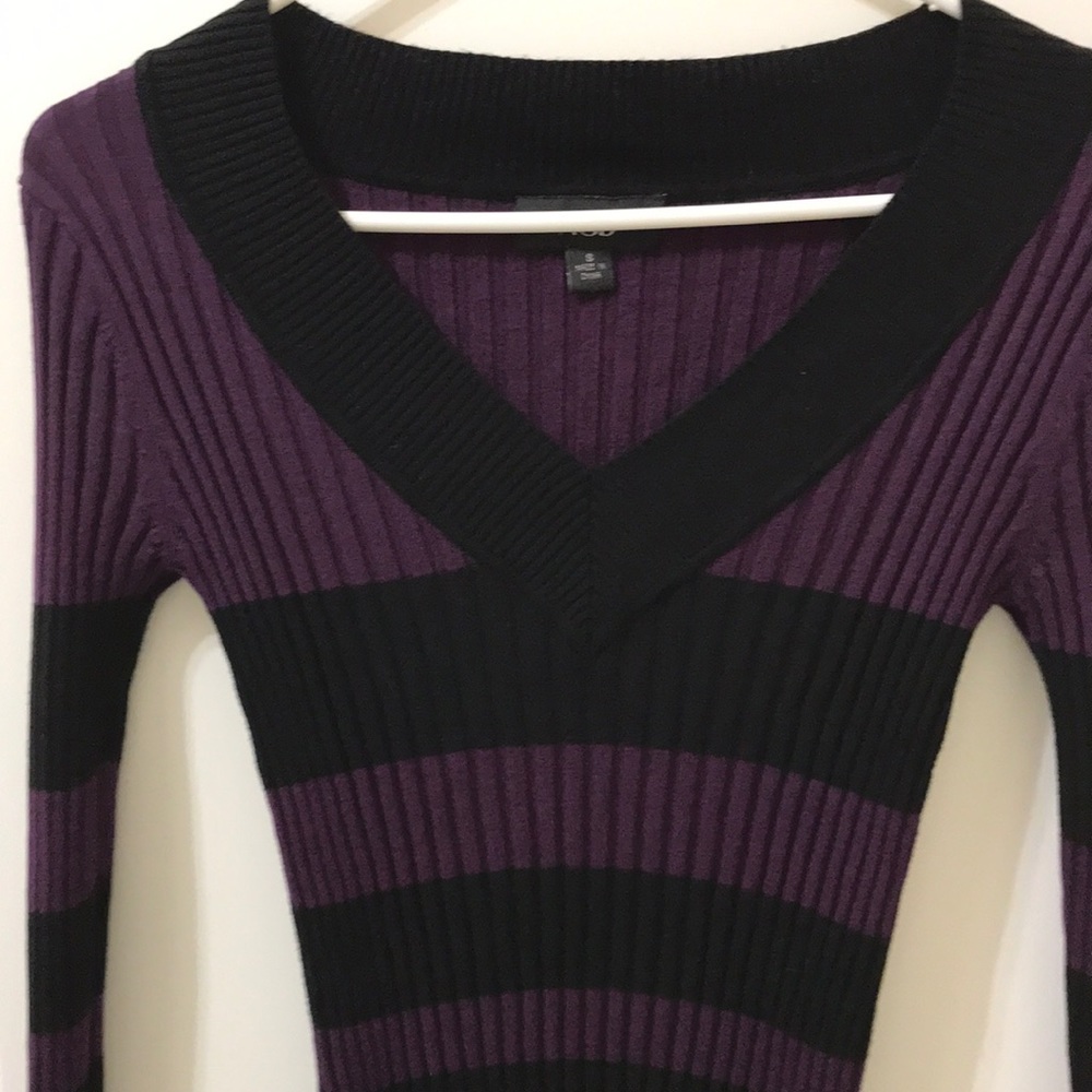 AGB black and purple v-neck top - size small